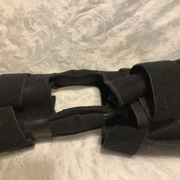 Knee support brace adjustable. Pre-owned. - Picture 7 of 7